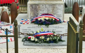 Monument aux morts le 11 novembre 2023